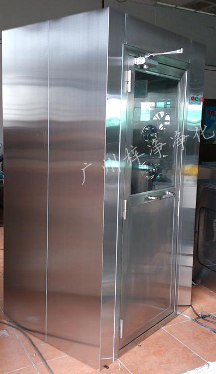 防爆風(fēng)淋室主要配置有：防爆風(fēng)機(jī)，離爆燈器等。