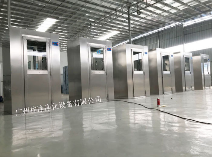 風(fēng)淋室又可起到氣閘的作用,阻止未凈化的空氣進(jìn)入潔凈區(qū)域。 風(fēng)淋室又可起到氣閘的作用,阻止未凈化的空氣進(jìn)入潔凈區(qū)域。