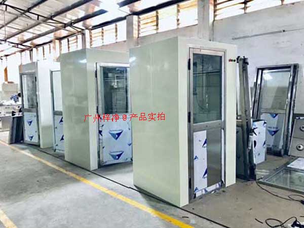 在工業(yè)生產(chǎn)過(guò)程中,風(fēng)淋室作為一種重要的凈化設(shè)備 在工業(yè)生產(chǎn)過(guò)程中,風(fēng)淋室作為一種重要的凈化設(shè)備