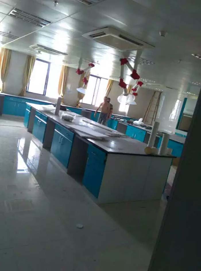 實驗臺應安裝在穩固的支撐結構上，確保實驗臺在使用過程中的穩定性。