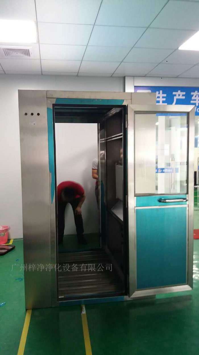 安裝風(fēng)淋室的地面應(yīng)平整，如有必要，應(yīng)進(jìn)行找平和加固處理。