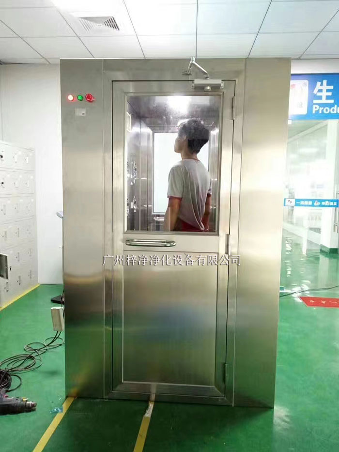 風(fēng)淋室工作原理是通過高速氣流的沖擊，有效清除進(jìn)入潔凈室的人員、物料表面攜帶的塵埃和污染物。
