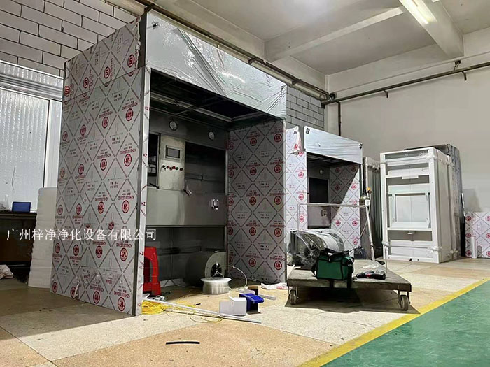 負(fù)壓稱(chēng)稱(chēng)量罩通過(guò)創(chuàng)造一個(gè)低氣壓的環(huán)境，防止生產(chǎn)過(guò)程中的粉塵、揮發(fā)物等有害物質(zhì)逸散到外界環(huán)境中，同時(shí)確保稱(chēng)量結(jié)果的準(zhǔn)確性。