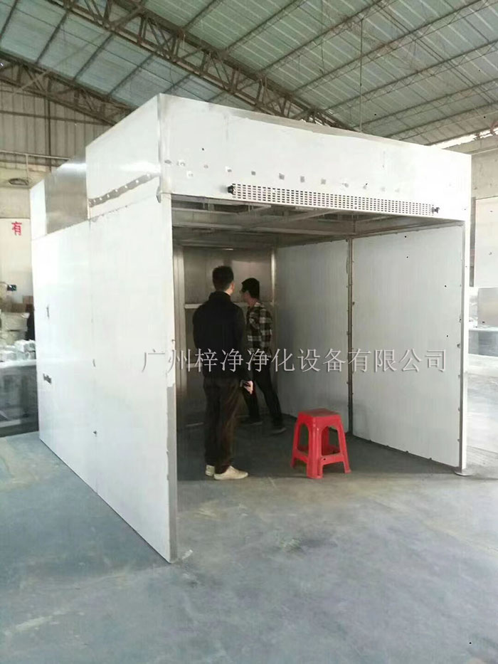 負(fù)壓稱(chēng)稱(chēng)量罩通過(guò)創(chuàng)造一個(gè)低氣壓的環(huán)境，防止生產(chǎn)過(guò)程中的粉塵、揮發(fā)物等有害物質(zhì)逸散到外界環(huán)境中，同時(shí)確保稱(chēng)量結(jié)果的準(zhǔn)確性。