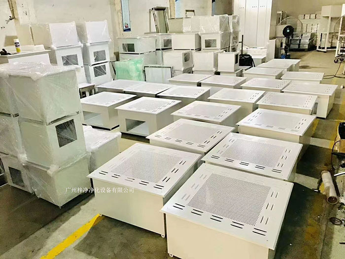 高效送風口通常安裝在潔凈室的天花板或墻壁上,送風面積較大,適用于大面積潔凈室。 高效送風口通常安裝在潔凈室的天花板或墻壁上,送風面積較大,適用于大面積潔凈室。