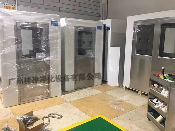 風(fēng)淋室的性能無疑是衡量整個(gè)凈化系統(tǒng)效果的關(guān)鍵因素 風(fēng)淋室的性能無疑是衡量整個(gè)凈化系統(tǒng)效果的關(guān)鍵因素