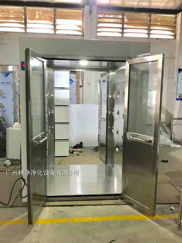 風淋室僅用于需要進入潔凈室的人員和物品 風淋室僅用于需要進入潔凈室的人員和物品